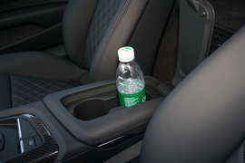 中央扶手箱空间