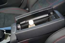 中央扶手箱空间