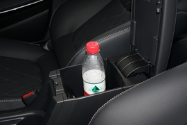 中央扶手箱空间