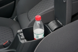 中央扶手箱空间