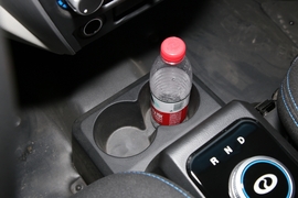 中央扶手箱空间