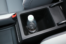 中央扶手箱空间