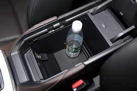 中央扶手箱空间