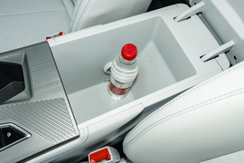 中央扶手箱空间