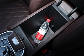 中央扶手箱空间