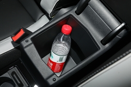 中央扶手箱空间