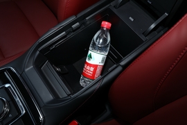 中央扶手箱空间