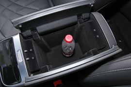 中央扶手箱空间