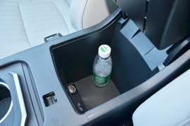 中央扶手箱空间