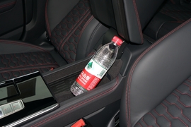 中央扶手箱空间