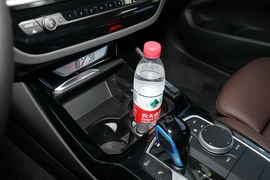 中央扶手箱空间