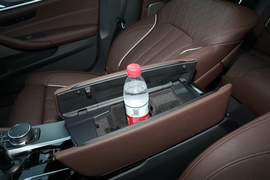 中央扶手箱空间