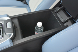 中央扶手箱空间