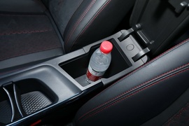 中央扶手箱空间