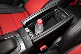 中央扶手箱空间