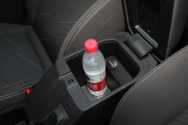 中央扶手箱空间