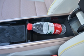 中央扶手箱空间