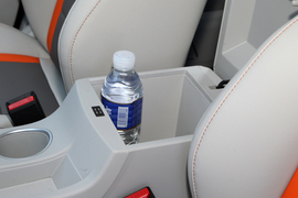 中央扶手箱空间