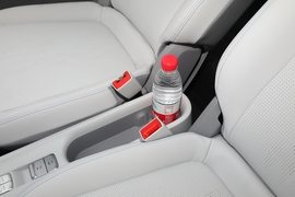 中央扶手箱空间