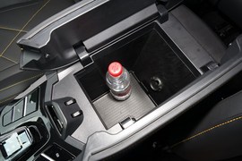 中央扶手箱空间