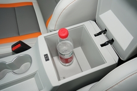 中央扶手箱空间