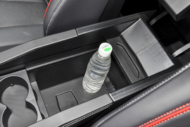 中央扶手箱空间