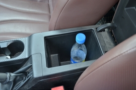 中央扶手箱空间