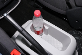 中央扶手箱空间