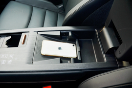 中央扶手箱空间