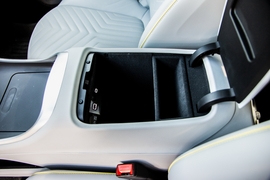 中央扶手箱空间