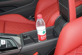 中央扶手箱空间