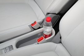 中央扶手箱空间