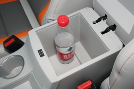 中央扶手箱空间