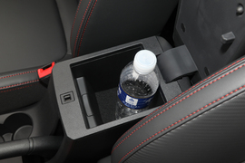 中央扶手箱空间