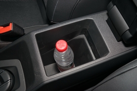 中央扶手箱空间