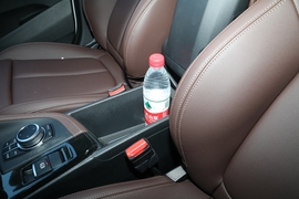 中央扶手箱空间