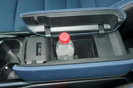 中央扶手箱空间