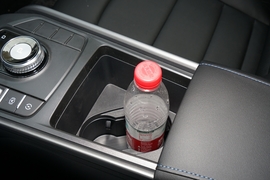 中央扶手箱空间