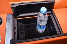 中央扶手箱空间