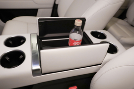 中央扶手箱空间