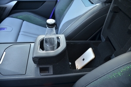 中央扶手箱空间