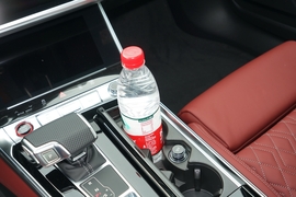 中央扶手箱空间