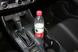 中央扶手箱空间