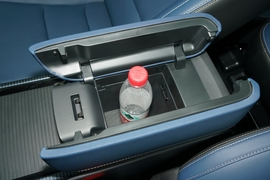 中央扶手箱空间