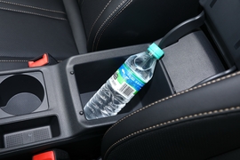 中央扶手箱空间