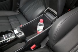 中央扶手箱空间