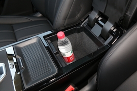 中央扶手箱空间