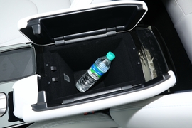 中央扶手箱空间