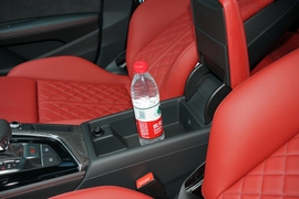 中央扶手箱空间