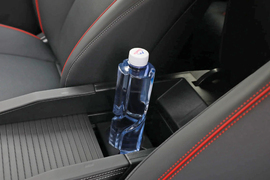 中央扶手箱空间